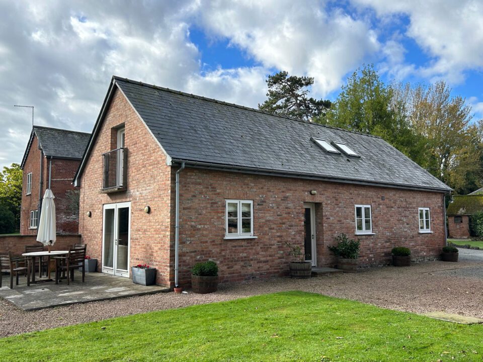 Garden cottage sleeps 6 guests in 3 en-suite bedrooms and has a private garden | Monnington House, Herefordshire